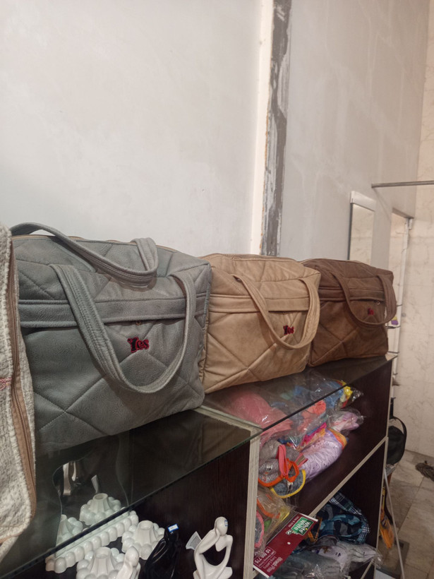 ساک مسافرتی با سایز بندی متوسط با رنگ بندی